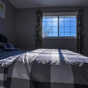 5bedroom-2-5bath-kitchen-patio-mall-near-lrt.edmonton-hotels.net/