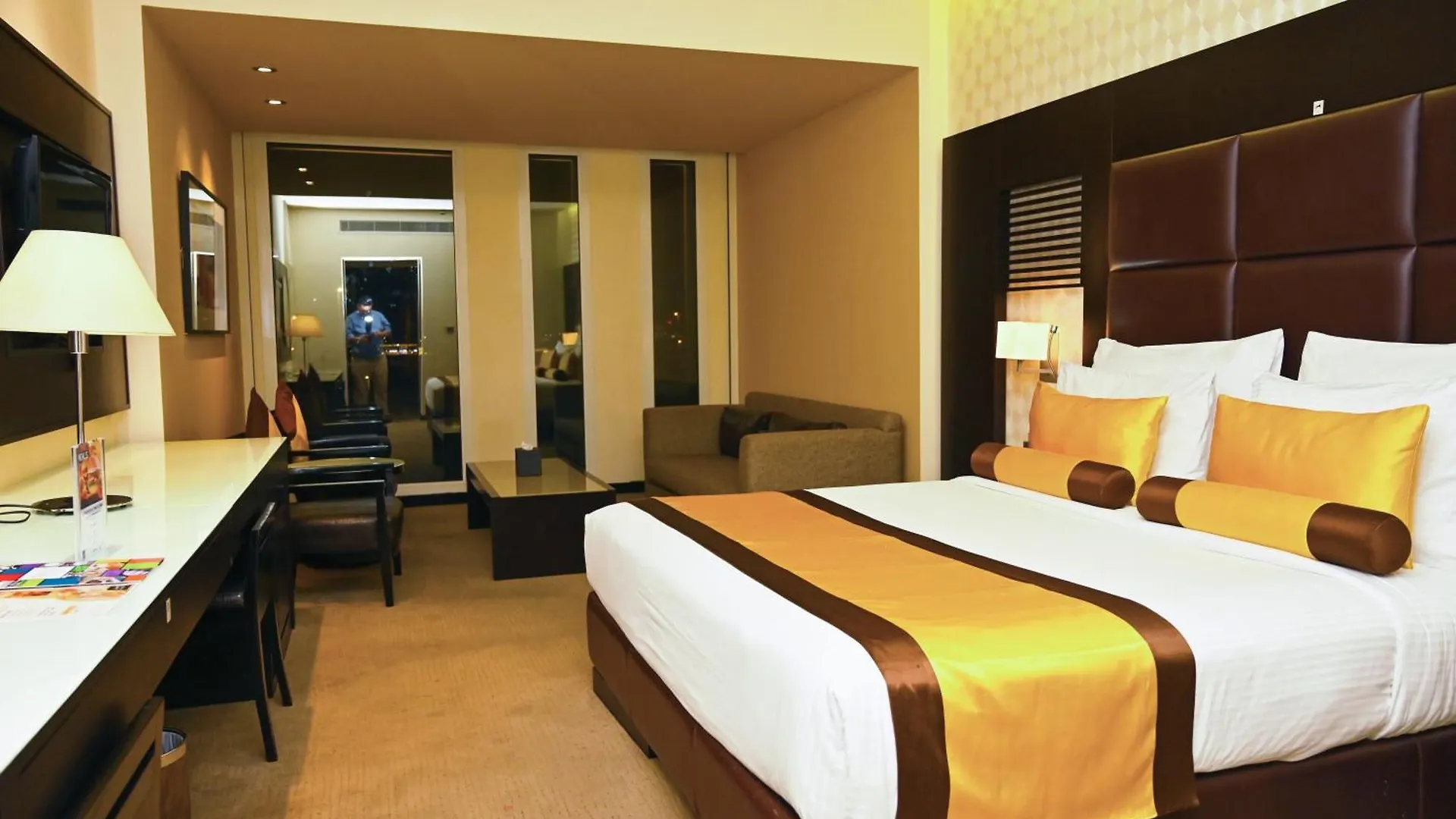 דובאי Hues Boutique Hotel
